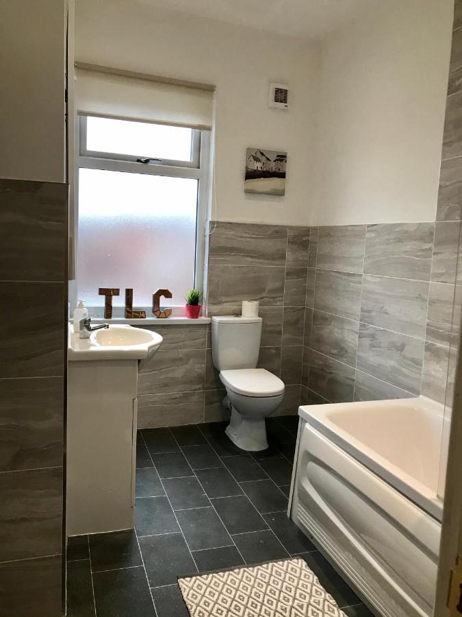 Stylish 3 Bedroom House Only 5 Mins From M6/M58 ويجان المظهر الخارجي الصورة